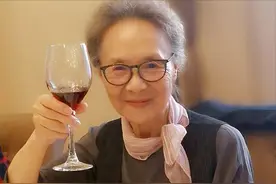 这才是“绝世美人”的模样，脸上全是天然美，白发皱纹挡不住气质图片