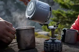 美国一家户外公司推出的露营超轻户外炉具，2分半钟内烧热开水图片