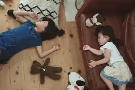 日本妈妈晒俩女儿灵魂睡姿，引千万网友围观，看了都说想生女儿了图片