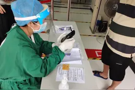 方便！广州的老人和学生，可以“刷卡显码”啦！图片