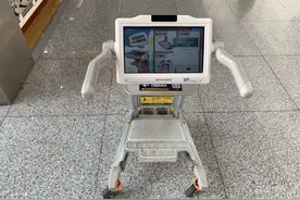 智能手推车“i3Q”亮相乌鲁木齐国际机场图片