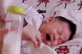 宝宝呛奶后，这些急救动作在关键时候或许能救命，妈妈们要学会图片