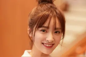 沈月扎丸子头拍写真露灿笑，穿西装短裙干练时髦图片