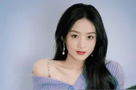 离婚后的赵丽颖更美了！紫色毛衣大秀香肩，长发飘飘气质温柔图片