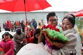 农村家庭生了两个女儿，嫁人之后，父母怎么办？邻居说：太后悔了图片