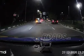 女子半夜盘坐马路中央，怎么喊也不离开图片