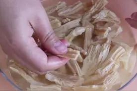泡腐竹，万万不可直接用水泡，大厨教你一招，泡得又快又软又筋道图片