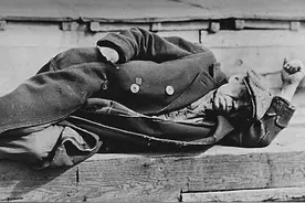 1932年，美国4人5次谋杀单身汉，他竟安然无恙，最后4人却被处死图片