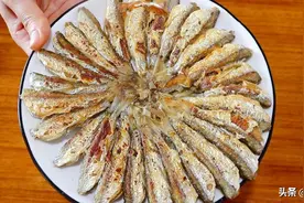 这种小鱼不用扔，放入锅内煎，加上一把蒜叶烧，连鱼刺都不用吐图片