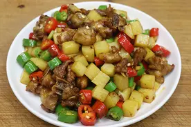 鸡腿试试这种新吃法，加一个土豆，肉质鲜嫩，土豆软糯，下酒下饭图片