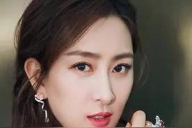 马苏在酒吧和黑衣人跳舞，场面嗨极了图片