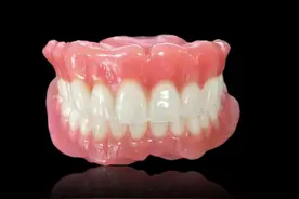 种植牙和吸附性义齿，哪个更适合老年人？图片