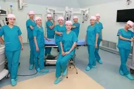 为何手术室如此严肃，医生还穿着拖鞋做手术？看完恍然大悟图片