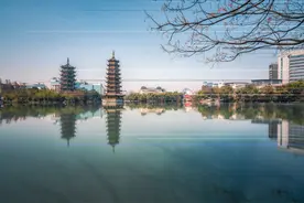 寿圣寺双塔是宋代建筑，距今约有800余年的历史图片