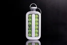 这个制冰袋成了我的新玩具！弄杯果汁加几个冰球，那冰爽直冲脑门图片