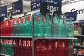 美国超市货物短缺解决了？用塑料瓶代替货物，拿着美金原地观赏图片