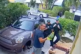 邻居曾听到隔壁女子喊“救命”警察赶到集体笑翻视频封面