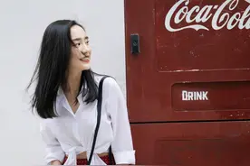 王智写真美极了，白衬衫搭配红色波点半裙，穿出复古摩登范图片