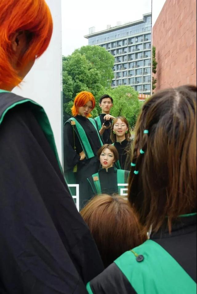 中央美院的学士服美上热搜！这是什么神仙毕业现场？