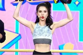 54岁李若彤身材好，穿紧身衣大秀肌肉线条，网友：没生过孩子吧图片