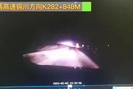 行人夜晚在高速路上横穿，被超速SUV撞亡，咸阳交警这样判责图片