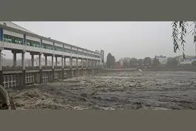 时隔13年安徽王家坝开闸泄洪 3公里外村民彻夜难眠图片