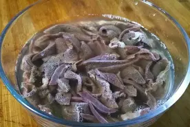 猪肝最忌用清水洗，等于吃毒素，教你正确做法，毒素自动跑出来图片