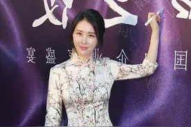 王石小30岁娇妻越来越富态，穿开叉旗袍身材挺有韵味，阔太范十足图片