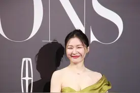 金靖打破“审美局限”，大圆脸身材微胖，穿斜肩礼裙对自己自信图片