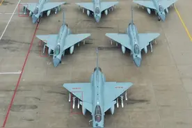 歼-10大秀复合挂架，克服翼尖无外挂弊端制空能力大增图片