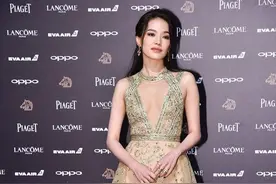 舒淇不愧是性感尤物！一袭“透视”裸色挖乳装亮相，网友：真撩人图片