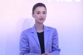 黄圣依终于出大招，穿西装配“一分裤”，高级脸20年来没变化图片