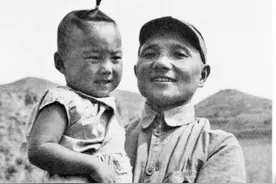 红色河北  |  1945年，邓小平和长子邓朴方在河北冶陶留影图片