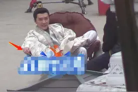 冯绍峰被拍禁烟区抽烟！不修边幅忘情到抖腿，状态不及老婆赵丽颖图片