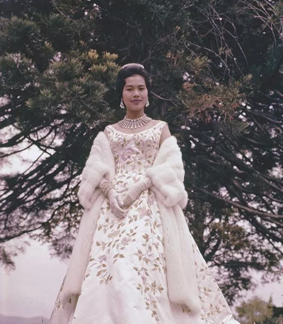 泰国最美王妃：婆婆不给王冠她戴发卡更惊艳，当嫂子还得跪小姑子