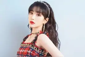 24岁的活力少女孔雪儿 搭配红色短吊演绎女团风 腿太羡慕了图片