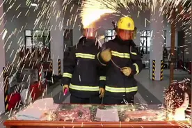 一根网红“仙女棒”，百万豪车烧出洞图片
