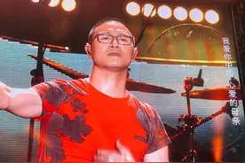 汪峰演唱会感人一幕：暴雨中万人合唱《我爱你中国》，没人早离开图片