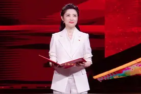 53岁周涛重回央视主持，同框张蕾海霞站C位，输年龄赢搭配图片