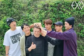 熟悉的摸头杀！EXO队长入伍爆照 队友CHEN婚后首次公开亮相图片