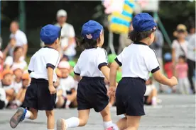五年级儿子上学忘带课本，被老师群里点名批评，宝爸的回答很漂亮图片
