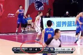 狂轰17-4！鱼腩暴打新疆！西热12分打懵老东家，周琦怒砸球图片