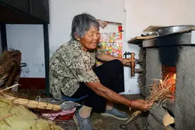 8月起，国家禁止农民烧柴火做饭，违者罚款1000，这是真的吗？图片