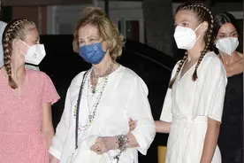 西班牙前国王流放国外，索菲娅王太后和孙女亲密挽手，统一战线图片