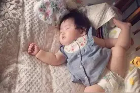 宝宝睡觉时的奇葩事，真让人绝望，爸爸：快来救我，我被屎包围了图片