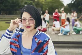 小S厉害了？穿蓝丝绸外套配短裤跳女团舞！剪波波头短发C位出道图片