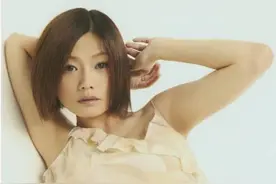 何静坎坷情路，一婚被老公绿，二婚遭老公威胁，终于苦尽甘来图片