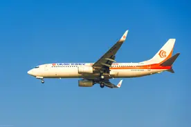 飞机的翼尖向上翘起，为什么能帮你节省票价？从流体力学讲起图片