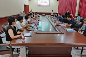 上海爱谱华顿集团董事长华建刚一行来我县考察图片