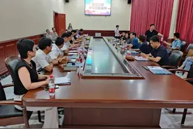 上海爱谱华顿集团董事长华建刚一行来我县考察图片